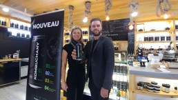 Marie-Ève Parenteau et Dany Lefebvre de la Maison d'Herbes présentant les nouvelles canettes de Kombuchanv