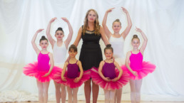 Création de la Fondation Germaine-Morin-Proulx. Christiane Proulx, directrice générale de l’Académie de ballet de Drummondville entourée de danseuses - Fagnan relations publiques