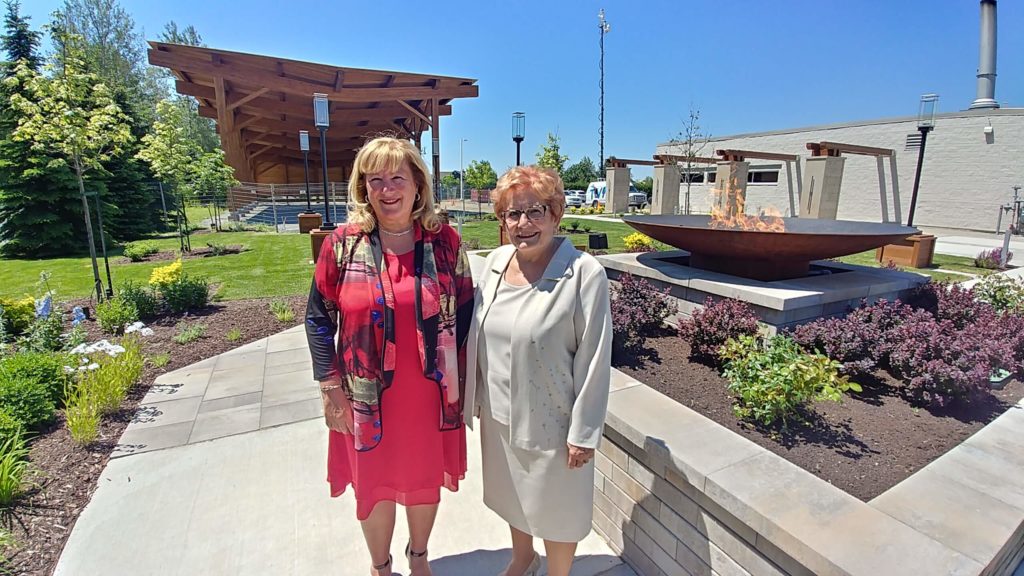 Mme Andrée Donais DG et Ghislaine Leclerc-Lamoureux présidente Coopérative funéraire J.N. Donais - Fagnan Relations publiques Drummondville